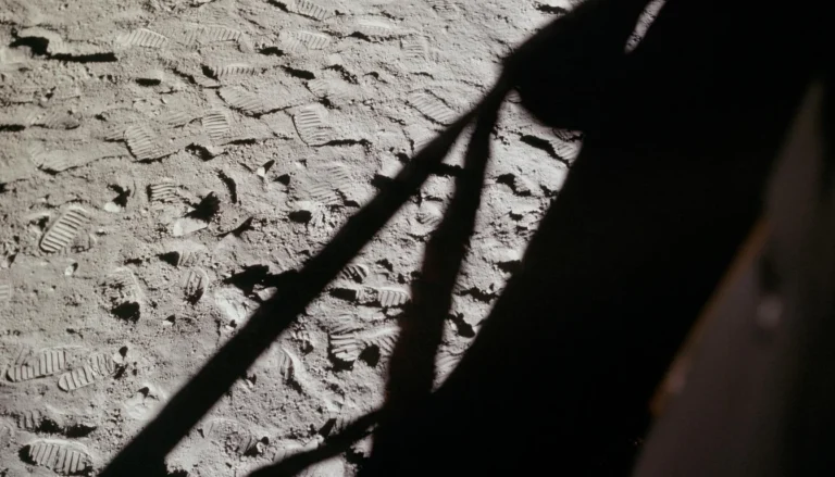 Чому Місяць завжди повернутий до Землі одним боком — фото: Shadow of the Apollo 11 Lunar module silhouetted against Moon's surface (NASA), NASA media usage guidelines (public domain, no listed copyright), джерело: https://images.nasa.gov/details/as11-37-5505