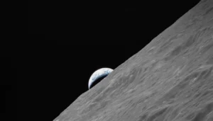 Почему Луна всегда обращена к Земле одной стороной — фото: Apollo 17, Earthrise over Moon (NASA), NASA media usage guidelines (public domain, no listed copyright), джерело: https://images.nasa.gov/details/as17-152-23272