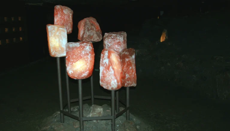 Почему соль растапливает лёд на дороге зимой — фото: Hallstatt Salt mine Halit 1i (Karelj), Public domain, джерело: https://commons.wikimedia.org/wiki/File:Hallstatt_Salt_mine_Halit_1i.jpg